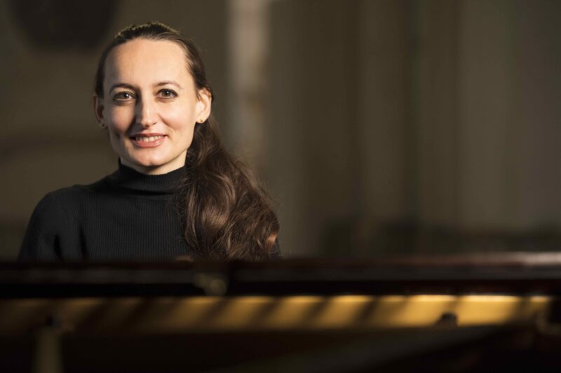 Elisabeth Schulz sitzt am Klavier